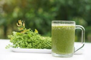 verde batido orgânico ervas legumes dentro vidro, ao ar livre fundo. conceito, saudável bebida para saúde. bem ser e peso perda cardápio. caseiro refrescante bebidas. Alto fibras, desintoxicação. foto