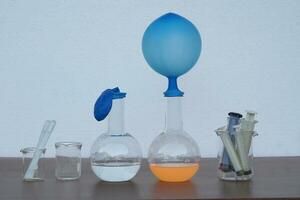 azul balões em topo do teste tubos. conceito, fácil e Diversão Ciência experimentar sobre a reação do químico dentro teste garrafas e balões. ensino materiais, Educação. foto