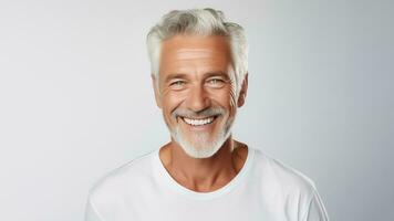 ai gerado foto decada de 50 meio envelhecido idosos Senior modelo homem com cinzento cabelo sorridente branco fundo. ai gerado