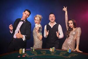 grupo do uma à moda rico amigos estão jogando pôquer às casino. foto