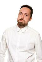 bonito barbudo homem dentro uma branco camisa poses, isolado em uma branco fundo foto