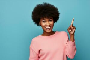 ai gerado alegre africano americano mulher apontando acima em azul fundo, uma horizontal tiro do uma satisfeito pele escura fêmea com a afro corte de cabelo, apontando longe com ambos dedos indicadores, ai gerado foto