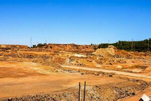 uma ampla aberto Cova com sujeira e pedras foto