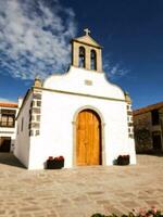 uma Igreja com uma de madeira porta e uma Sino torre foto