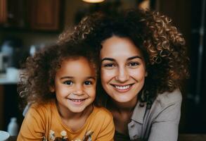 ai gerado uma mãe e filha abraçando enquanto sentado dentro a cozinha foto