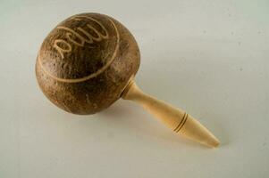 uma de madeira coco instrumento com a palavra luau escrito em isto foto