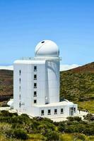 a branco observatório construção em a encosta foto