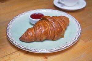 croissant recém-assado no prato com espaço de cópia foto