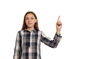 lindo Adolescência menina dentro uma casual xadrez camisa é posando isolado em branco estúdio fundo. foto