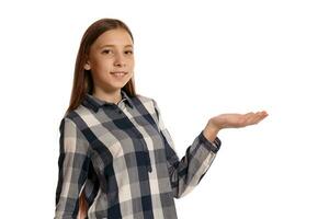 lindo Adolescência menina dentro uma casual xadrez camisa é posando isolado em branco estúdio fundo. foto