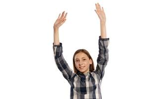 lindo Adolescência menina dentro uma casual xadrez camisa é posando isolado em branco estúdio fundo. foto