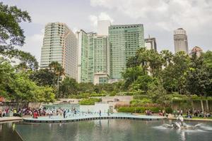 Kuala Lumpur, Malásia - Parque Klcc com Lago Simfoni foto