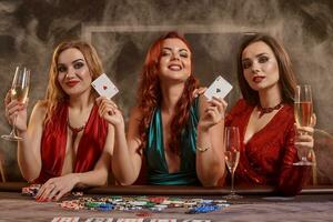 grupo do uma jovem rico senhoras estão jogando pôquer às uma casino. foto