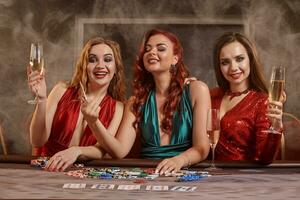 grupo do uma jovem rico senhoras estão jogando pôquer às uma casino. foto