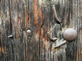 fechar acima do uma de madeira porta com unhas foto