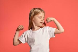 fechar-se estúdio tiro do uma agradável Loiras pequeno menina dentro uma branco camiseta posando contra uma Rosa fundo. foto