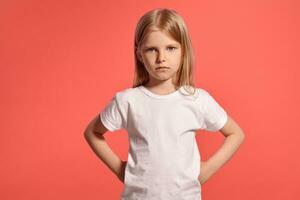 fechar-se estúdio tiro do uma agradável Loiras pequeno menina dentro uma branco camiseta posando contra uma Rosa fundo. foto