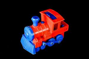 uma brinquedo trem em uma Preto fundo foto