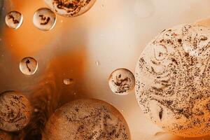 abstrato fundo com óleo bolhas em água superfície foto