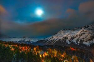 noite da aldeia alpina foto