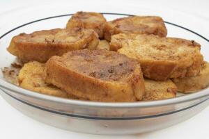 francês brinde, doce amplamente consumido às Páscoa dentro Espanha, chamado torrijas. isolado em branco fundo. foto