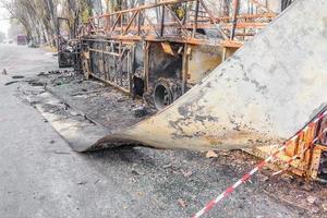 ônibus queimado é visto na rua após pegar fogo durante a viagem, após incêndio foto