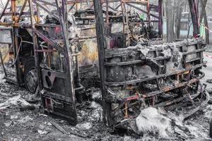 ônibus queimado é visto na rua após pegar fogo durante a viagem, após incêndio foto