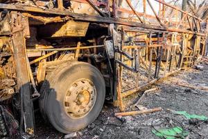 ônibus queimado é visto na rua após pegar fogo durante a viagem, após incêndio foto