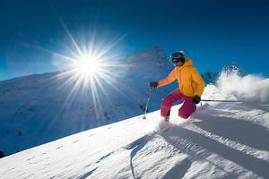 garota telemark esquiando encosta de neve nas montanhas foto