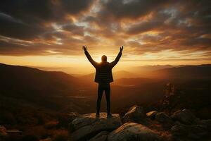 ai gerado montanha triunfo positivo homem comemora com elevado braços às pôr do sol foto