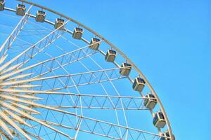 ferris roda contra ou contraste a fundo do a azul céu foto