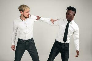 dois à moda homens posando e tendo Diversão em branco fundo. foto