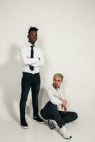 dois à moda homens posando e tendo Diversão em branco fundo. foto