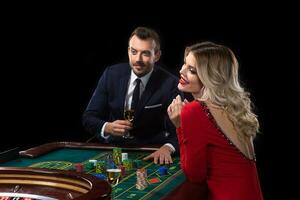 uma lindo jovem mulher e uma homem estão sentado às uma roleta mesa. casino. foto