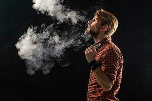 uma jovem homem com uma barba e uma à moda Penteado dentro uma camisa, fumar uma cigarro, uma víbora, uma sala, uma estúdio, fumaça, prazer foto