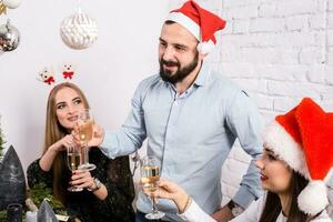 Natal festa alegre amigos às tendo beber e Diversão foto