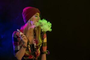 Cigarro eletrônico garota. jovem hipster mulher vape e-cig em Preto fundo. hip-hop estilo. estúdio tiro foto