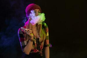 Cigarro eletrônico garota. jovem hipster mulher vape e-cig em Preto fundo. hip-hop estilo. estúdio tiro foto