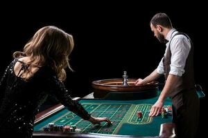 crupiê e mulher jogador às uma mesa dentro uma casino. cenário do uma c foto