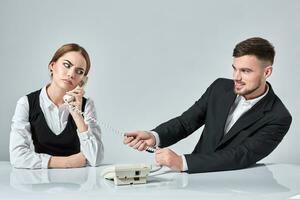 cenário do homem e mulher com Telefone às a mesa foto