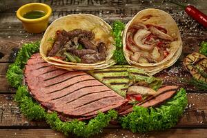mexicano tacos, quesadillas e burrito com alface e condimentos foto