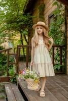 despreocupado interpolação menina com cesta do flores silvestres em pé em porta do país casa foto