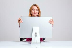 jovem mulher sentado dentro a mesa e usando computador foto