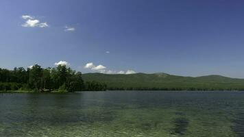 lindo lago visualizar. verão panorama com azul céu, árvores e lago, espaço de tempo foto