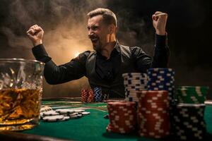 jovem bonito homem sentado atrás pôquer mesa com cartões e salgadinhos foto