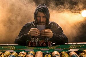 retrato do uma profissional pôquer jogador sentado às pôquer mesa foto