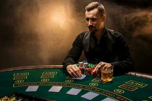 homem é jogando pôquer com uma charuto e uma uísque. uma homem ganhando todos a salgadinhos em a mesa com Grosso cigarro fumaça. foto