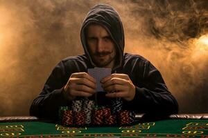retrato do uma profissional pôquer jogador sentado às pôquer mesa foto
