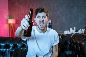 jovem apoiante homem assistindo futebol jogos em televisão sentado foto