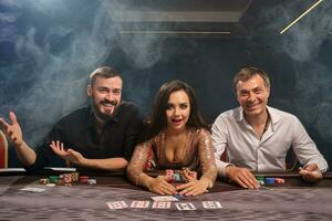 grupo do uma jovem rico amigos estão jogando pôquer dentro casino. foto